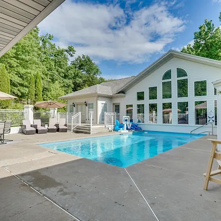 10-Acre Lakefront Home With Pool, Hot Tub And Dock!